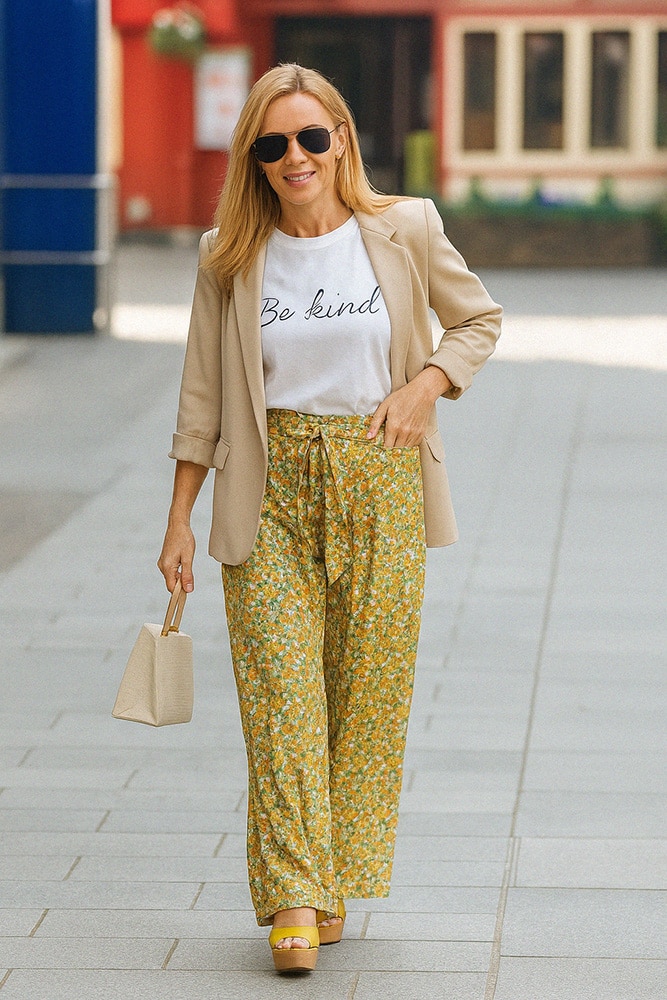 pantalon fluide fleurs chaussure plateforme compense tshirt blanc veste blazer