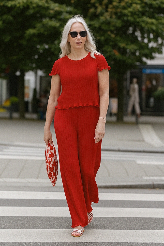 pantalon fluide tshirt rouge sandales blanches